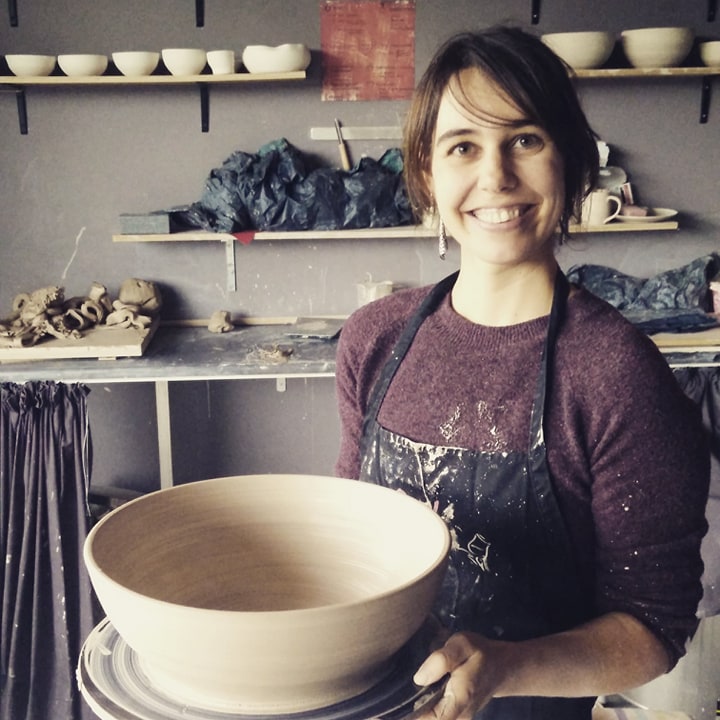 Sofie De Neve (Fie Potterie) in haar atelier.